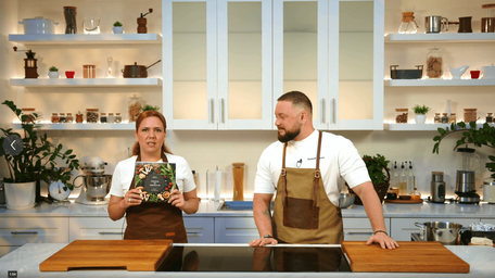 «Русская кухня» знакомит зрителя с малоизвестными продуктами и способами их применения, обучает практичным навыкам (от заготовки до приготовления), а также развеивает мифы о кухне как о чём-то однообразном или устаревшем.