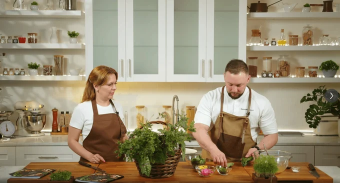 «Русская кухня» знакомит зрителя с малоизвестными продуктами и способами их применения, обучает практичным навыкам (от заготовки до приготовления), а также развеивает мифы о кухне как о чём-то однообразном или устаревшем.