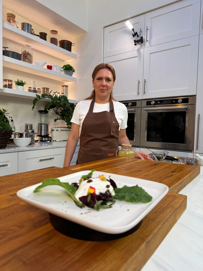 «Русская кухня» знакомит зрителя с малоизвестными продуктами и способами их применения, обучает практичным навыкам (от заготовки до приготовления), а также развеивает мифы о кухне как о чём-то однообразном или устаревшем.